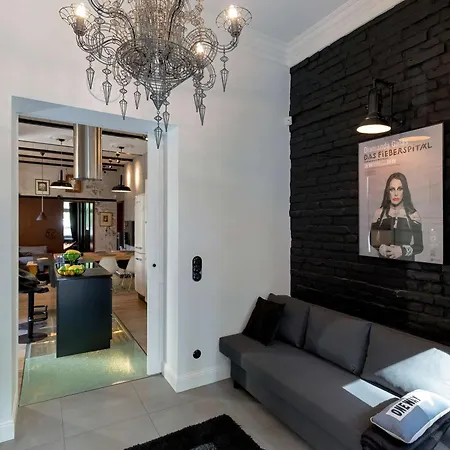 Luxurious With Parking And Garden Near The Sea In By Renters Prestige Apartment *