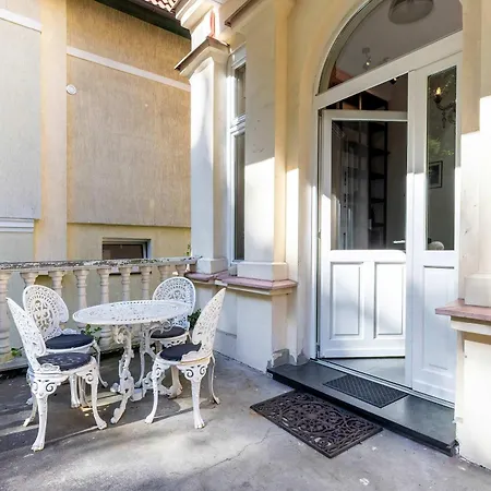 Luxurious With Parking And Garden Near The Sea In By Renters Prestige