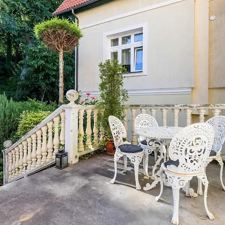 Lägenhet Luxurious With Parking And Garden Near The Sea In By Renters Prestige