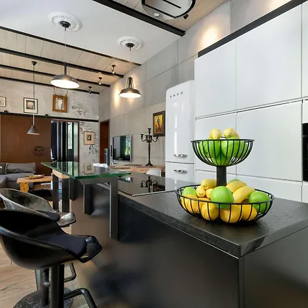 Luxurious With Parking And Garden Near The Sea In By Renters Prestige