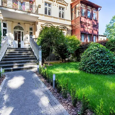 Lägenhet Luxurious With Parking And Garden Near The Sea In By Renters Prestige *