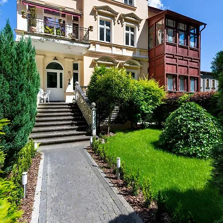 Luxurious With Parking And Garden Near The Sea In By Renters Prestige