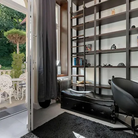 Lägenhet Luxurious With Parking And Garden Near The Sea In By Renters Prestige