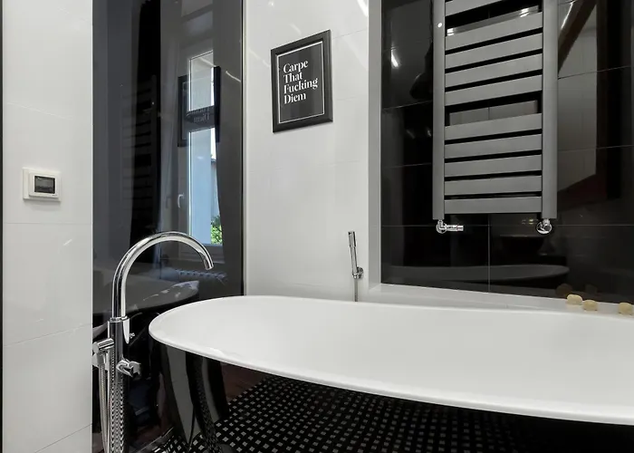 Luxurious With Parking And Garden Near The Sea In By Renters Prestige *