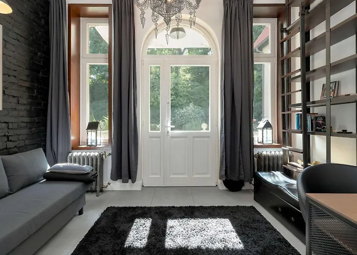 Luxurious With Parking And Garden Near The Sea In By Renters Prestige