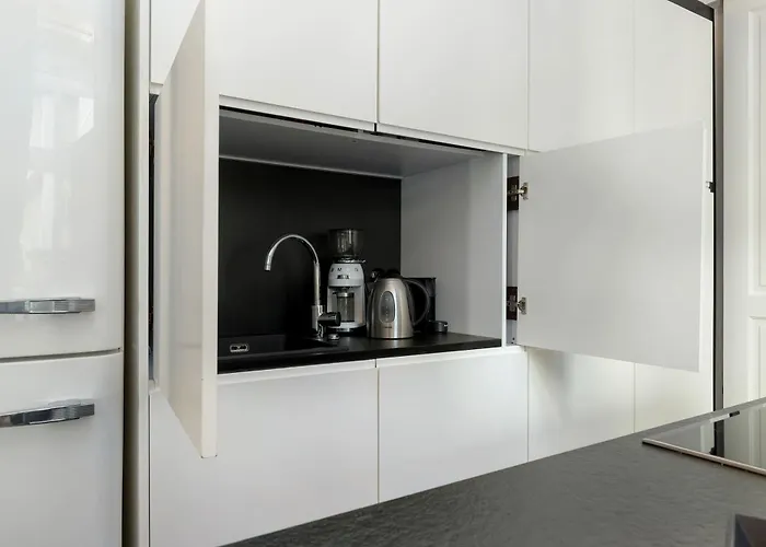 Luxurious With Parking And Garden Near The Sea In By Renters Prestige Apartamento