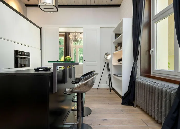 Luxurious With Parking And Garden Near The Sea In By Renters Prestige *