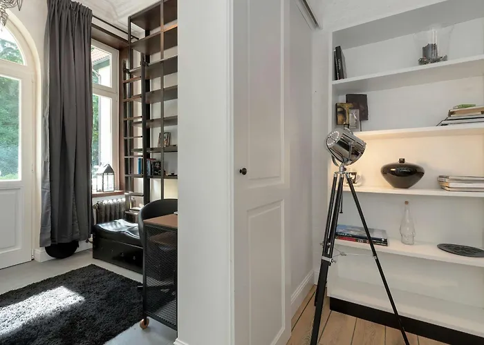 Luxurious With Parking And Garden Near The Sea In By Renters Prestige Apartamento