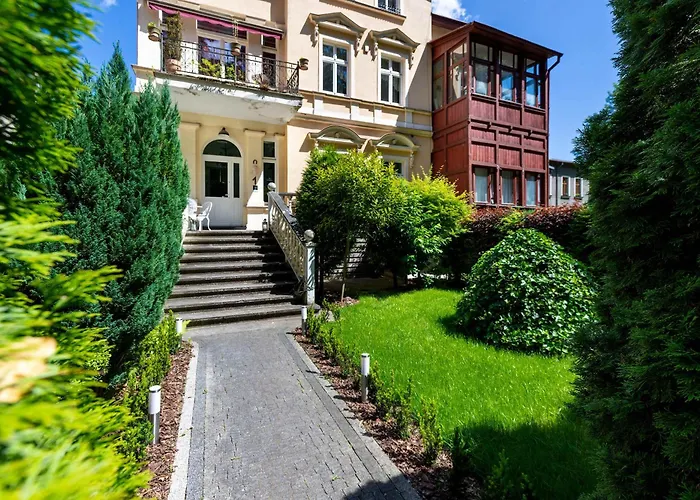 Luxurious With Parking And Garden Near The Sea In By Renters Prestige