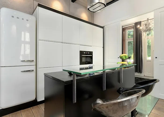 Luxurious With Parking And Garden Near The Sea In By Renters Prestige アパート *