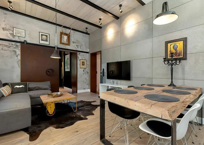 Luxurious With Parking And Garden Near The Sea In By Renters Prestige Apartamento